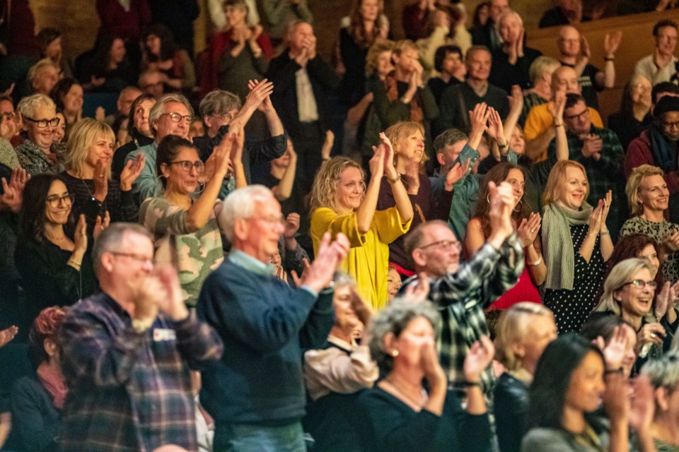 yellow jumper lady clapping audience